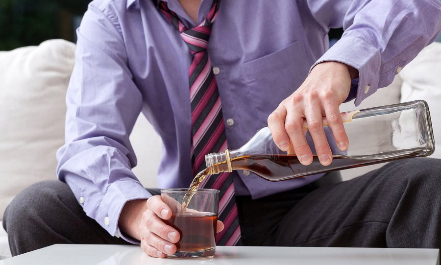 Nghiện rượu làm tăng lo lắng và làm thay đổi não bộ